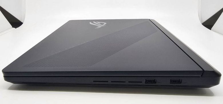 본체 우측면 인터페이스 구성 / 출처=IT동아