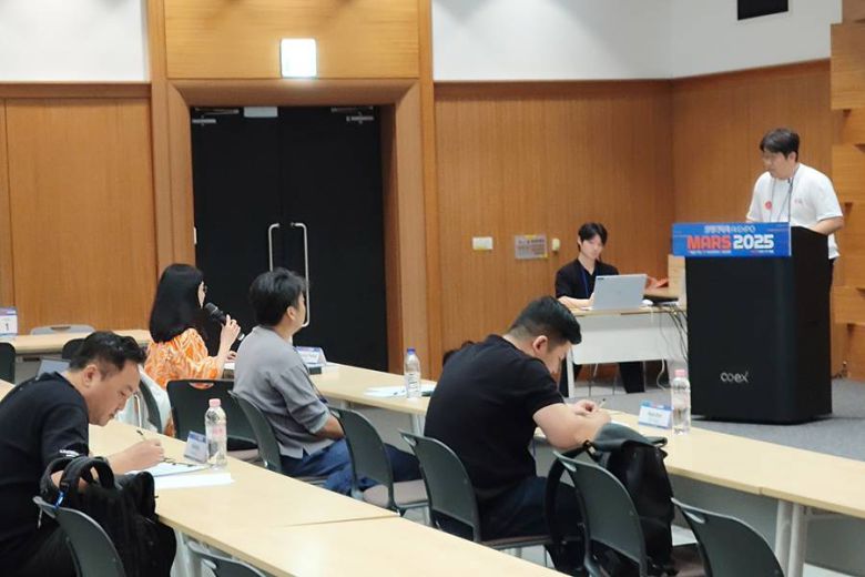 해외 투자사 관계자가 발표자에게 질문을 하고 있다 / 출처=IT동아