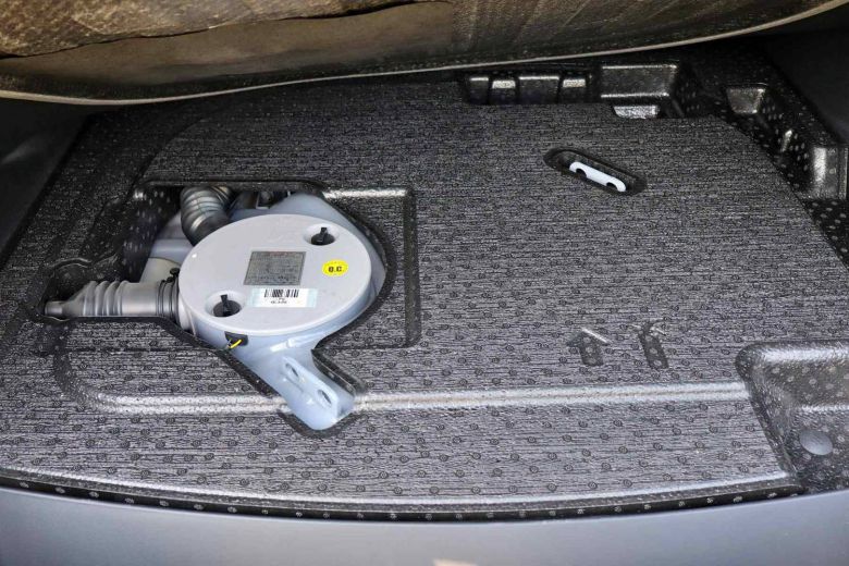 트렁크 바닥면에 탑재된 도넛형 연료탱크 / 출처=IT동아