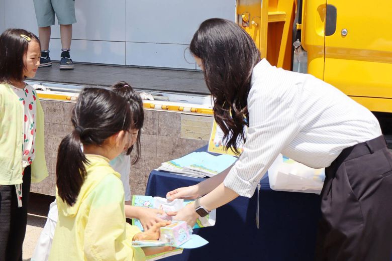컴퓨팅교사협회 담당자가 웅담초 학생들에게 준비한 체험 교구 및 기념품을 전달하는 모습 / 출처=IT동아