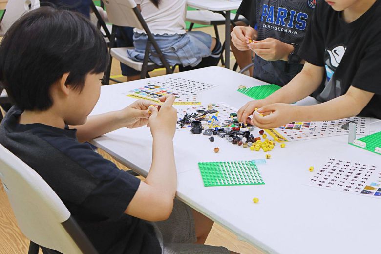 게임리터러시 온더로드 프로그램을 즐기는 웅담초 저학년 학생들 모습 / 출처=IT동아