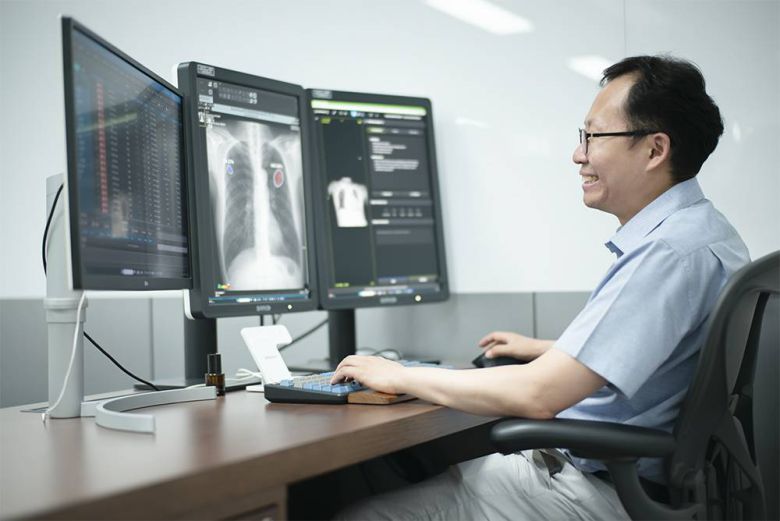 김태규 전무가 딥노이드의 설루션 M4CXR을 직접 시연하고 있다 / 출처=IT동아