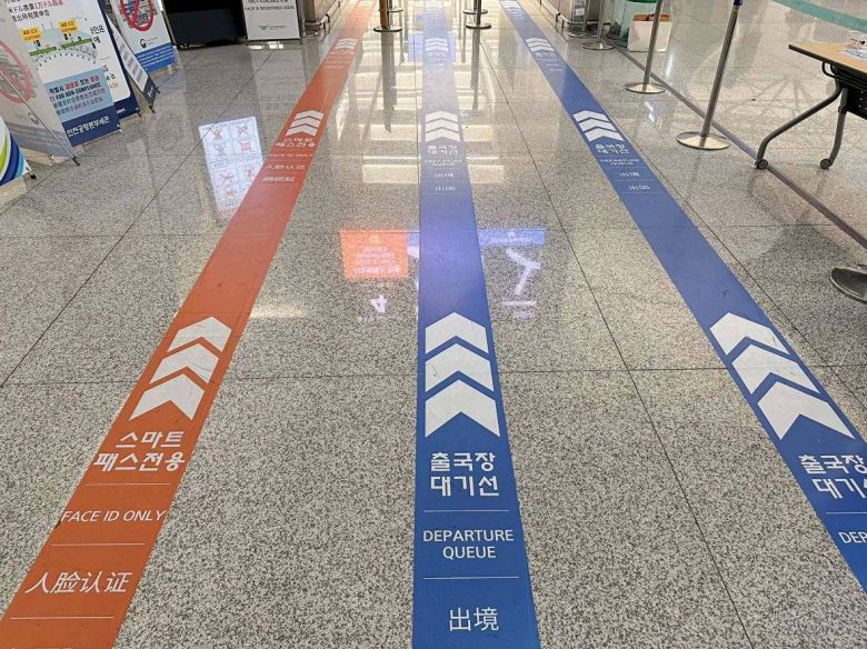 바닥에 ‘스마트패스 전용’이라 적힌 주황색 라인을 따라간다 / 출처=IT동아