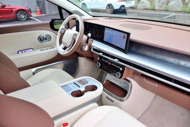 아이오닉 9 실내 / 출처=IT동아