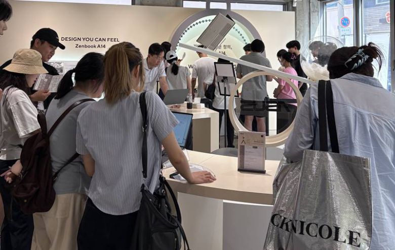 방문객들이 젠북 시리즈를 체험해보고 있다 / 출처=IT동아
