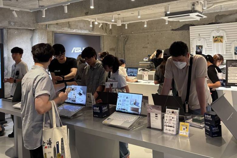 팝업존 2층에서는 방문객들이 젠북을 통해 엽서, 티셔츠를 직접 디자인, 제작했다 / 출처=IT동아