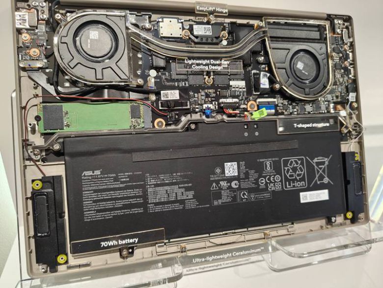 젠북 A14의 내부 구조 / 출처=IT동아