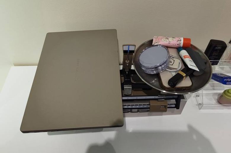 젠북 A14의 무게 899g과 수평을 맞춘 소지품 / 출처=IT동아