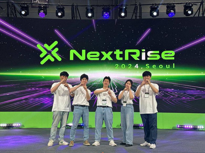 스타트업 전시회 ‘넥스트라이즈’에 참여한 R2C컴퍼니 임직원들 / 출처=R2C컴퍼니