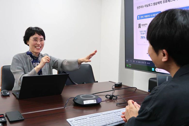 프론트웍스의 사업 방향성과 IR 자료에 대해 조언하는 김경숙 대표 / 출처=IT동아