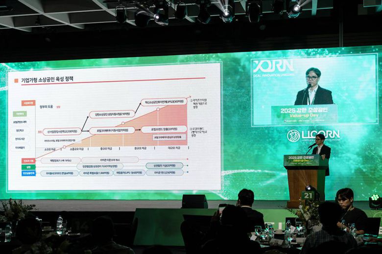이청수 중소벤처기업부 사무관이 강한 소상공인 성장지원사업 전반에 대해 설명했다 / 출처=IT동아