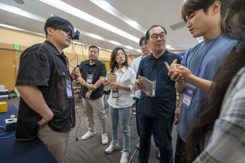 유영 팀이 경계성 지능인을 돕는 시선인식 웨어러블 기기를 심사위원들에게 시연 중이다 / 출처=IT동아