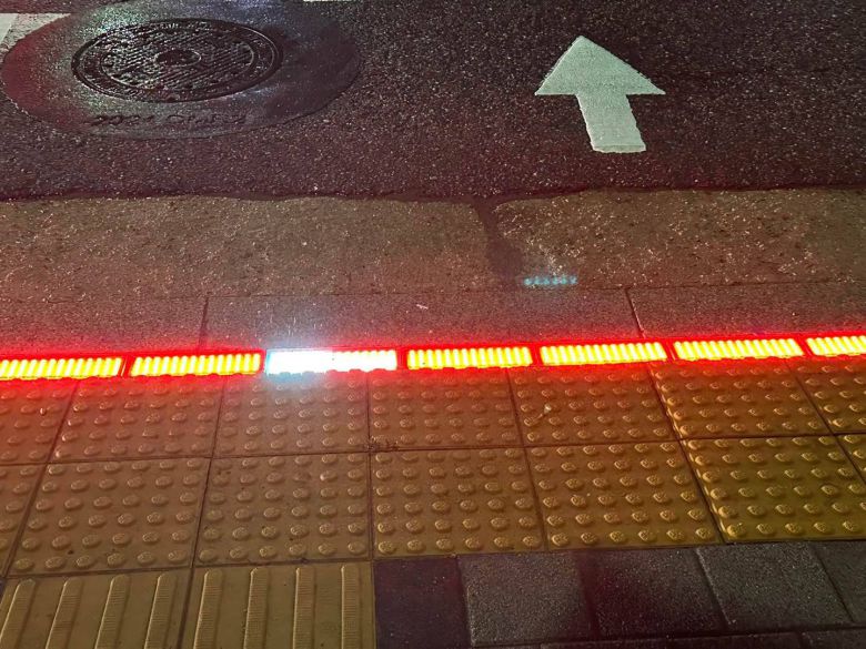 양천구 신정3동에 고장난 채 방치된 바닥형 신호등의 모습 / 출처=IT동아