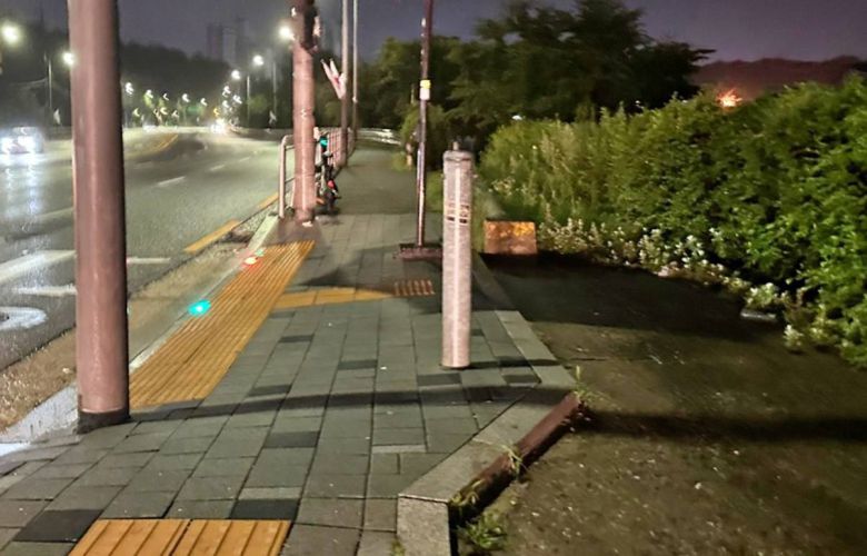 양천구 신정3동에 고장난 채 방치된 바닥형 신호등의 모습 / 출처=IT동아