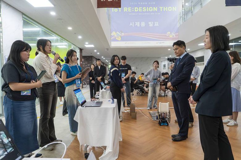 문동규 삼육보건대학교 학생성공처장(우측에서 두 번째)과 정현승 서울과학기술대학교 창업지원단 실장(우측)이 시제품 발표에 참관했다 / 출처=IT동아