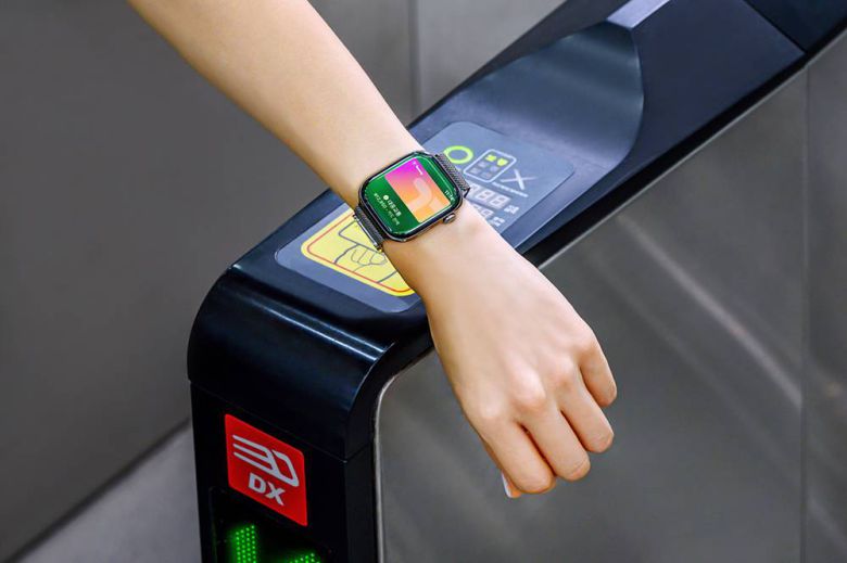 아이폰에 애플페이 티머니가 설정돼있으면 애플워치로도 쓸 수 있다 / 출처=애플코리아