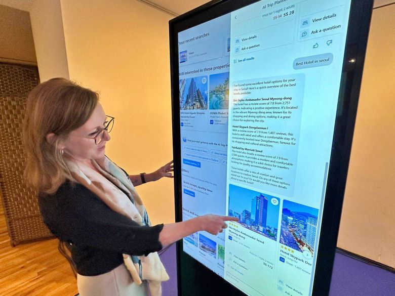 AI 트립 플래너를 소개하는 마니 윌킹 부킹닷컴 최고 정보 보안 책임자 / 출처=IT동아