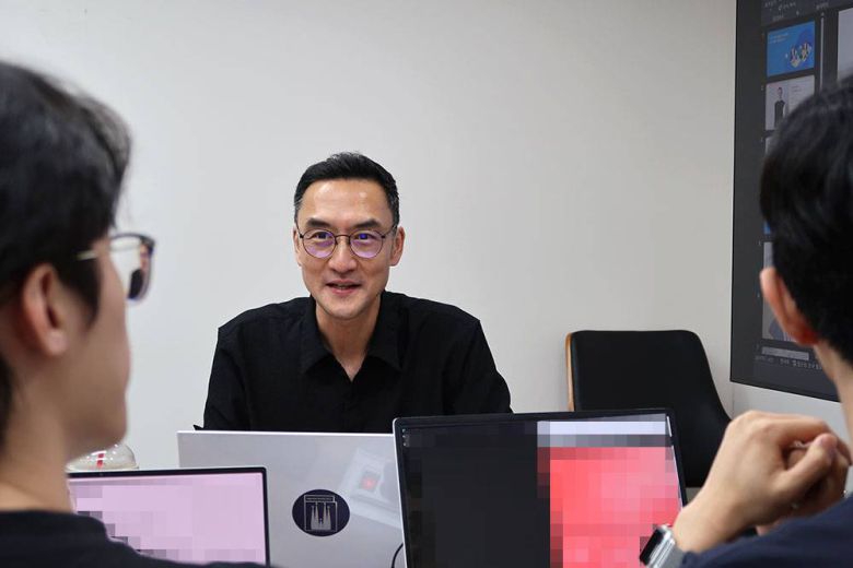 사업 운영 노하우와 경험을 전달하는 오강록 대표 / 출처=IT동아