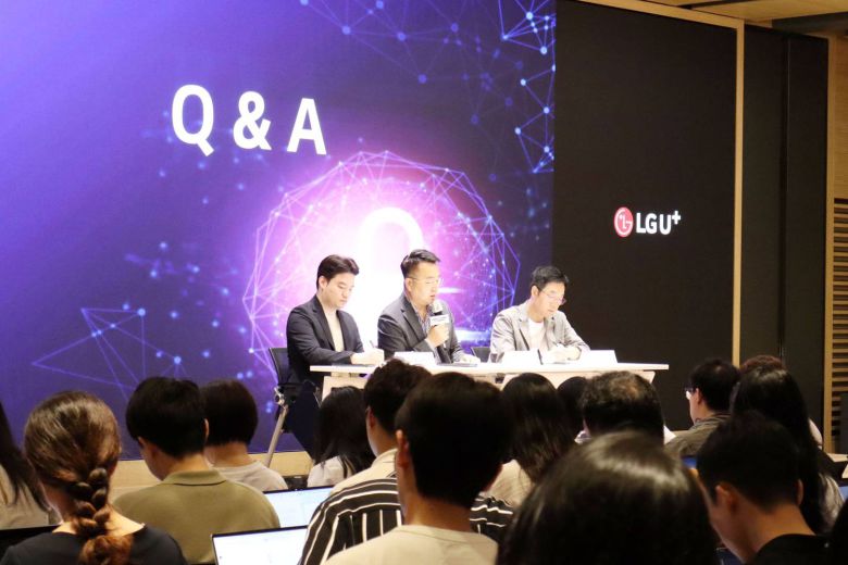 간담회 이후 Q&A 세션의 모습. 왼쪽부터 오신영 사이버위협대응팀 팀장, 홍관희 정보보안센터장(전무), 이진혁 ixi-O 개발task장(상무) / 출처=IT동아