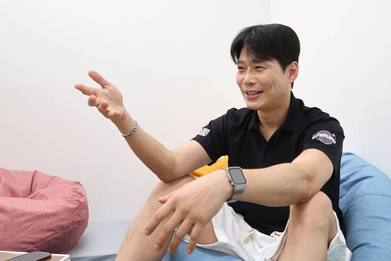 하이퍼센트와 백룸 시리즈, 힐링 시리즈에 대해 설명하는 김주완 대표 / 출처=IT동아