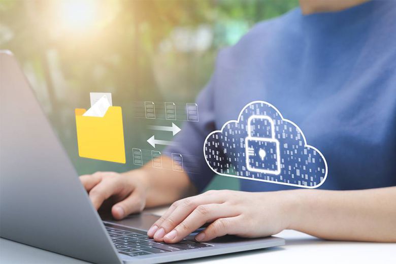 정보통신 기술이 발달하면서 중요한 서류를 이메일, 메신저로 보내는 것도 일상이 됐습니다 / 출처=셔터스톡