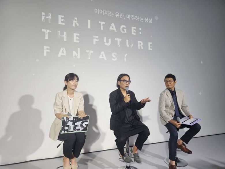 취재진의 질문에 답하는 (왼쪽부터) 신성희 국가유산청 서기관, 강신재 예술감독, 그리고 김순호 국가유산진흥원 실장 / 출처=IT동아