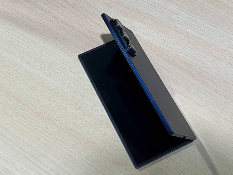 갤럭시 Z 폴드7은 업무 효율성을 높이는 데 최적화돼 있으나 발열 관리는 아쉬웠다 / 출처=IT동아