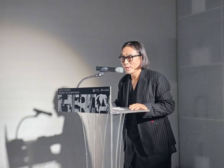 행사의 개요를 설명하는 행사 총괄 강신재 예술감독 / 출처=IT동아