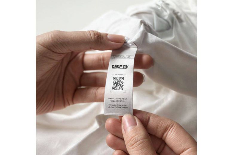 소비자는 QR 코드를 스캔해 제품의 공급망 정보, 원재료, 생산 과정, 세탁 가이드 등 상세한 이력을 확인할 수 있게 된다 / 출처=윤회