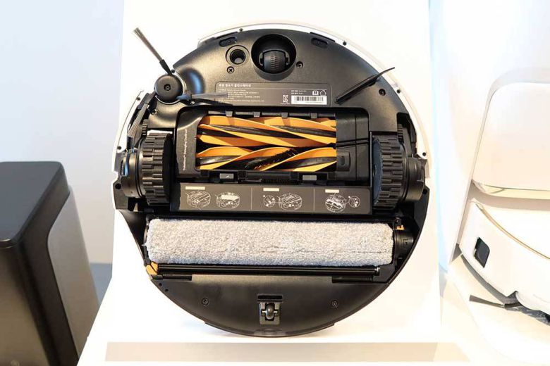 롤러형 물걸레와 맥시리지 브러시, 트로보웨이브 듀오브러시 / 출처=IT동아