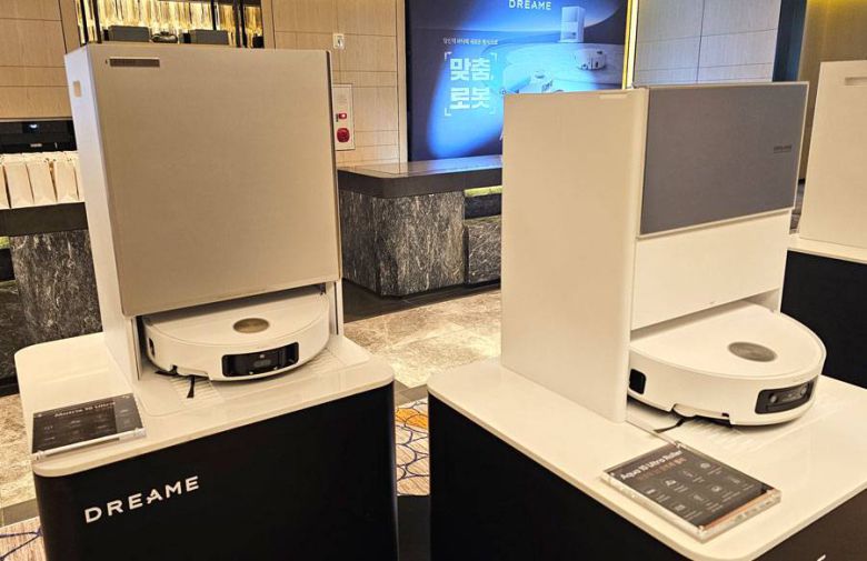 이날 소개된 '매트릭스10 울트라(Matrix10 Ultra, 왼쪽)'와 '아쿠아10 울트라 롤러(Aqua10 Ultra Roller, 오른쪽)' / 출처=IT동아