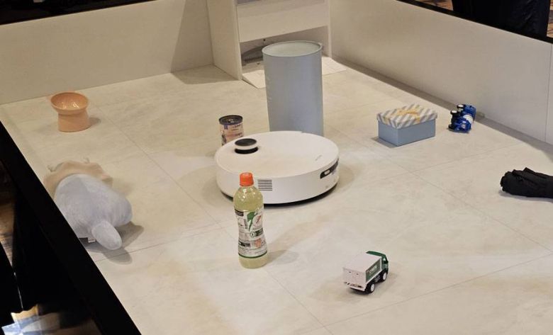 다양한 장애물이 있는 상황에도 그 사이를 지나가며 청소를 계속한다 / 출처=IT동아