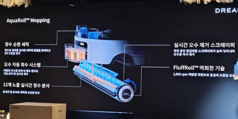 아쿠아10 울트라 롤러는 청소 중 실시간 세척이 이루어지는 롤러 타입 물걸레를 탑재했다 / 출처=IT동아