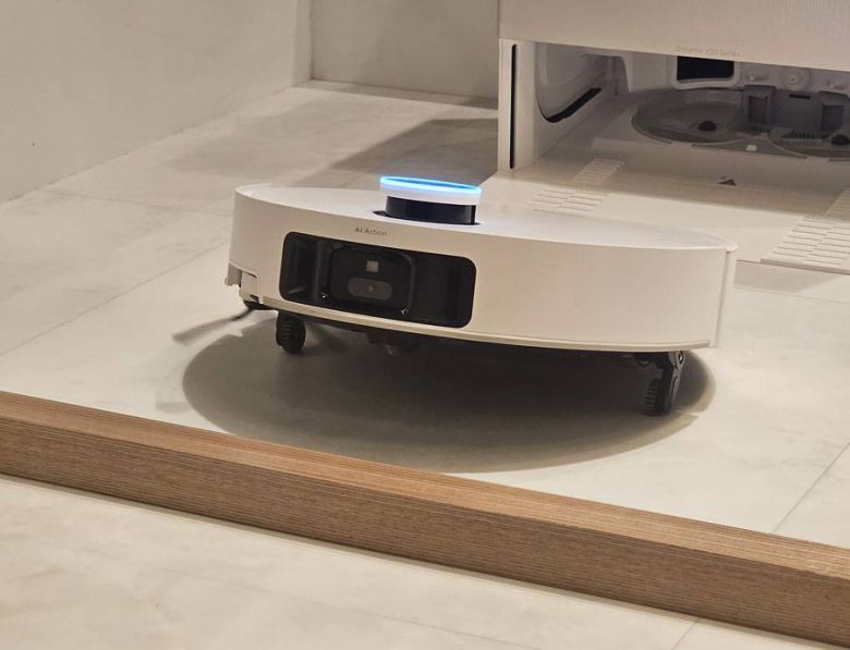 문턱이 감지되면 자동으로 본체를 들어올려 간단히 문턱을 넘는다 / 출처=IT동아