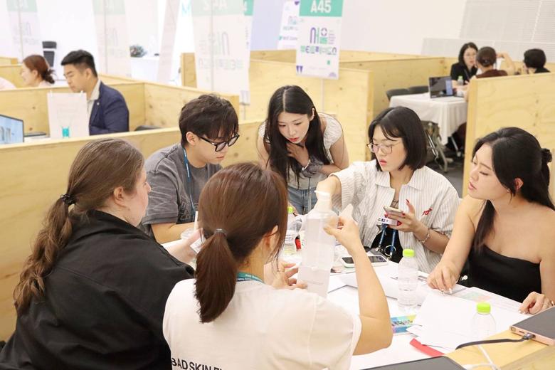 2025 서울 뷰티 트레이드쇼 해외 라이브커머스에서는 싱가포르와 말레이시아 인플루언서가 직접 제품을 선정했다 / 출처=IT동아