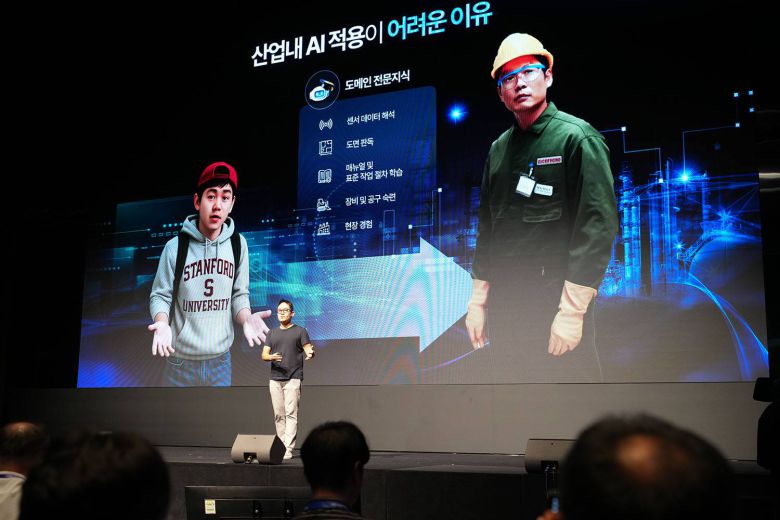 산업용 인공지능 기술은 현장 지식과 경험이 필요하다고 언급한 윤성호 마키나락스 대표 / 출처=IT동아