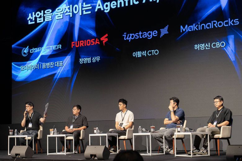 기조연설 이후 산업 현장 전문가들의 토론이 이어졌다. (좌측부터)음병찬 디스펙터 대표, 정영범 퓨리오사AI 상무, 이활석 업스테이지 최고기술책임자, 허영신 마키나락스 최고사업책임자, 이강욱 리얼월드 최고사업책임자 등이 연단에 올랐다 / 출처=IT동아
