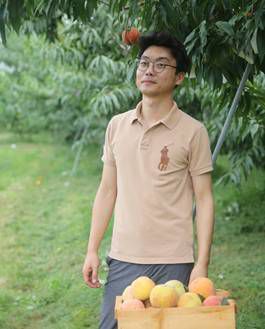 복숭아를 재배 중인 반재연 대표 / 출처=새뜸