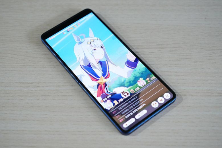 갤럭시 Z 플립 7에 탑재된 엑시노스 2500의 성능은 뛰어나다. 폴더블이라는 구조적 한계가 성능의 발목을 잡을 뿐이다 / 출처=IT동아