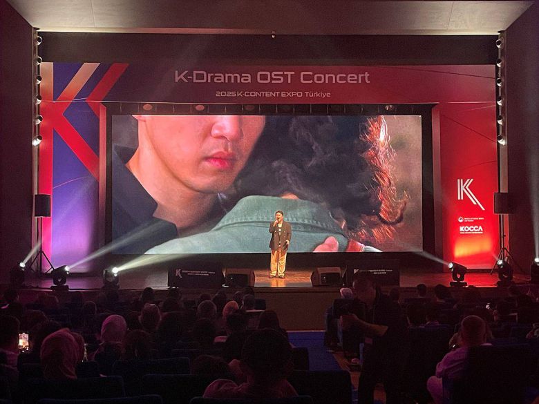 9월 4일 밤 튀르키예 이스탄불 할리치 콩그레스 센터에서 열린 ‘K-콘텐츠 엑스포’ 부대행사 K-드라마 OST 콘서트에서 가수 허각이 열창했다. 출처=한국콘텐츠진흥원