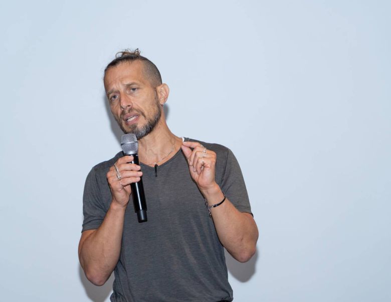 9월 17일 서울 용산구에 위치한 그랜드 하얏트 서울에서 버넷 교수가 기자들과 인터뷰를 진행하고 있다 / 출처=개인정보보호위원회 대변인실