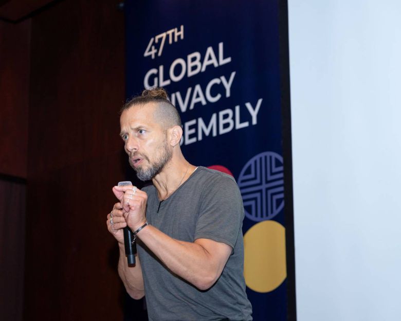 9월 17일 서울 용산구에 위치한 그랜드 하얏트 서울에서 버넷 교수가 기자들과 인터뷰를 진행하고 있다 / 출처=개인정보보호위원회 대변인실