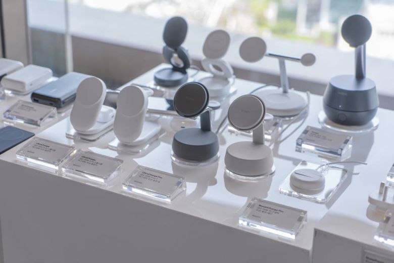 벨킨 울트라차지 프로 3-in-1 마그네틱 충전 독(중앙, 원형)과 2-in-1 접이식 마그네틱 충전기(왼쪽 타원형) / 출처=IT동아