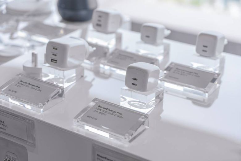 좌측 3 포트가 벨킨 부스트차지 프로 100W GaN 초고속 충전기, 중앙의 2 포트가 Z-차저 67W 듀얼포트 GaN 초고속 충전기다 / 출처=IT동아