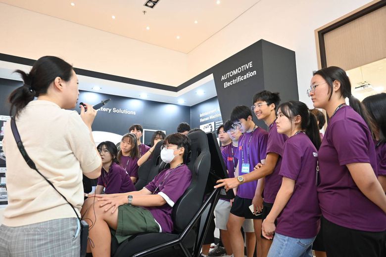 3M 고객기술센터에서 설명을 듣고 있는 참가자들 / 출처=3M