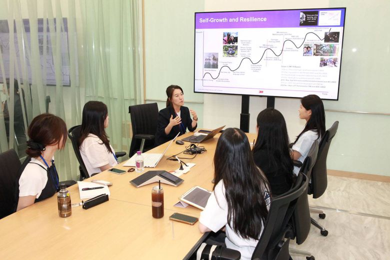 멘토의 설명을 듣고 있는 참가자들 / 출처=3M