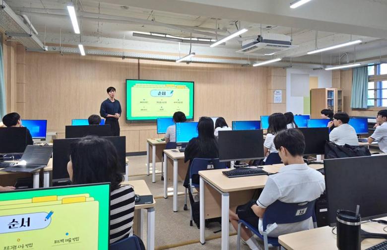 코딩 수업을 진행하는 강태환 대표 / 출처=악어에듀