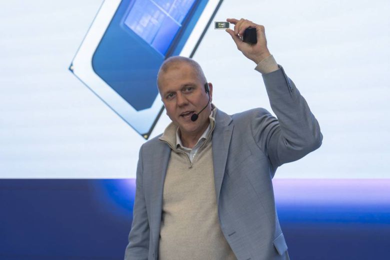 그렉 언스트 부사장이 인텔 코어 울트라 시리즈 3 프로세서를 직접 손에 들고 소개했다 / 출처=IT동아