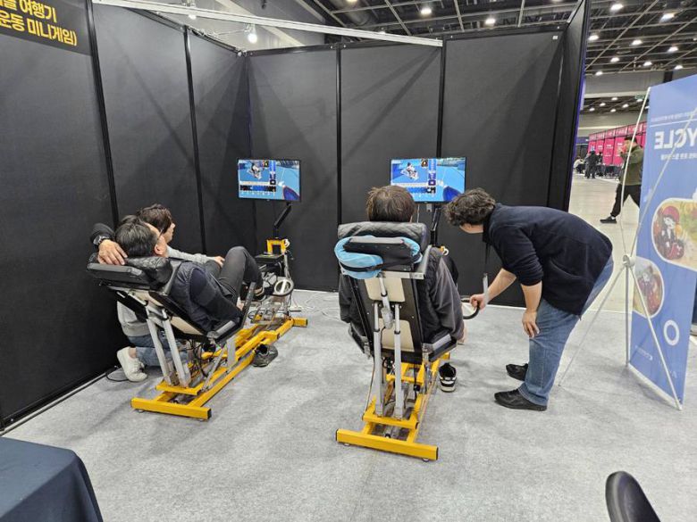 전시회장을 통해 라이클을 체험하는 참가자들 / 출처=운약근답올핏