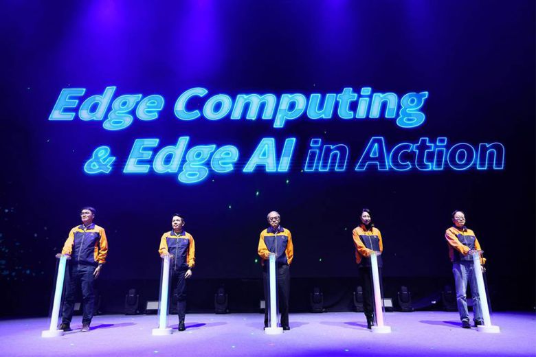 지난 해 12월, K.C 리우를 비롯한 어드밴텍 경영진이 엣지 컴퓨팅 및 엣지 AI 시장의 글로벌 리더가 되겠다는 선포식을 가졌었다 / 출처=어드밴텍